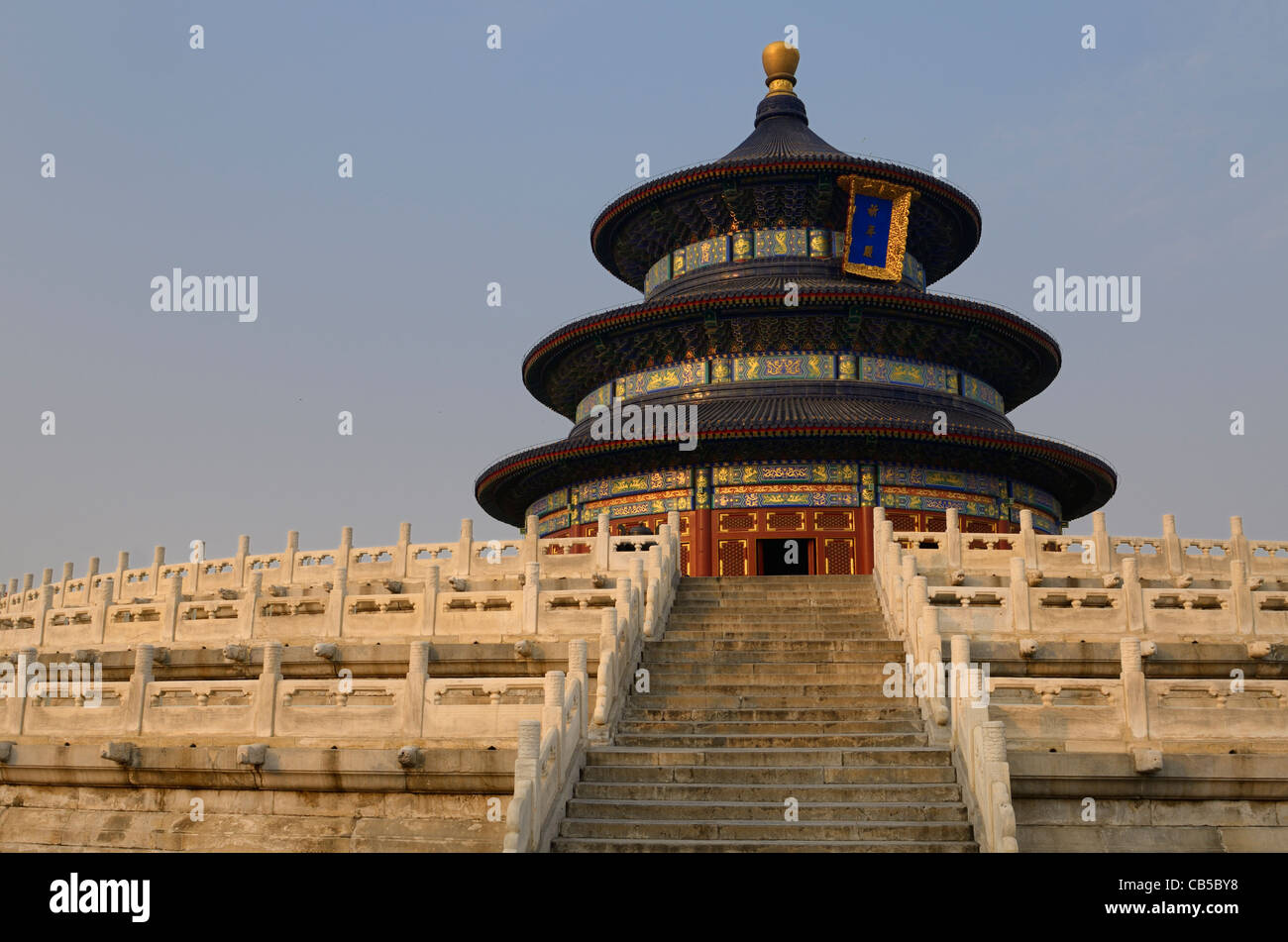 Schritte zur Halle des Gebets für gute Ernten im Park der Himmelstempel in Peking Volksrepublik China Stockfoto