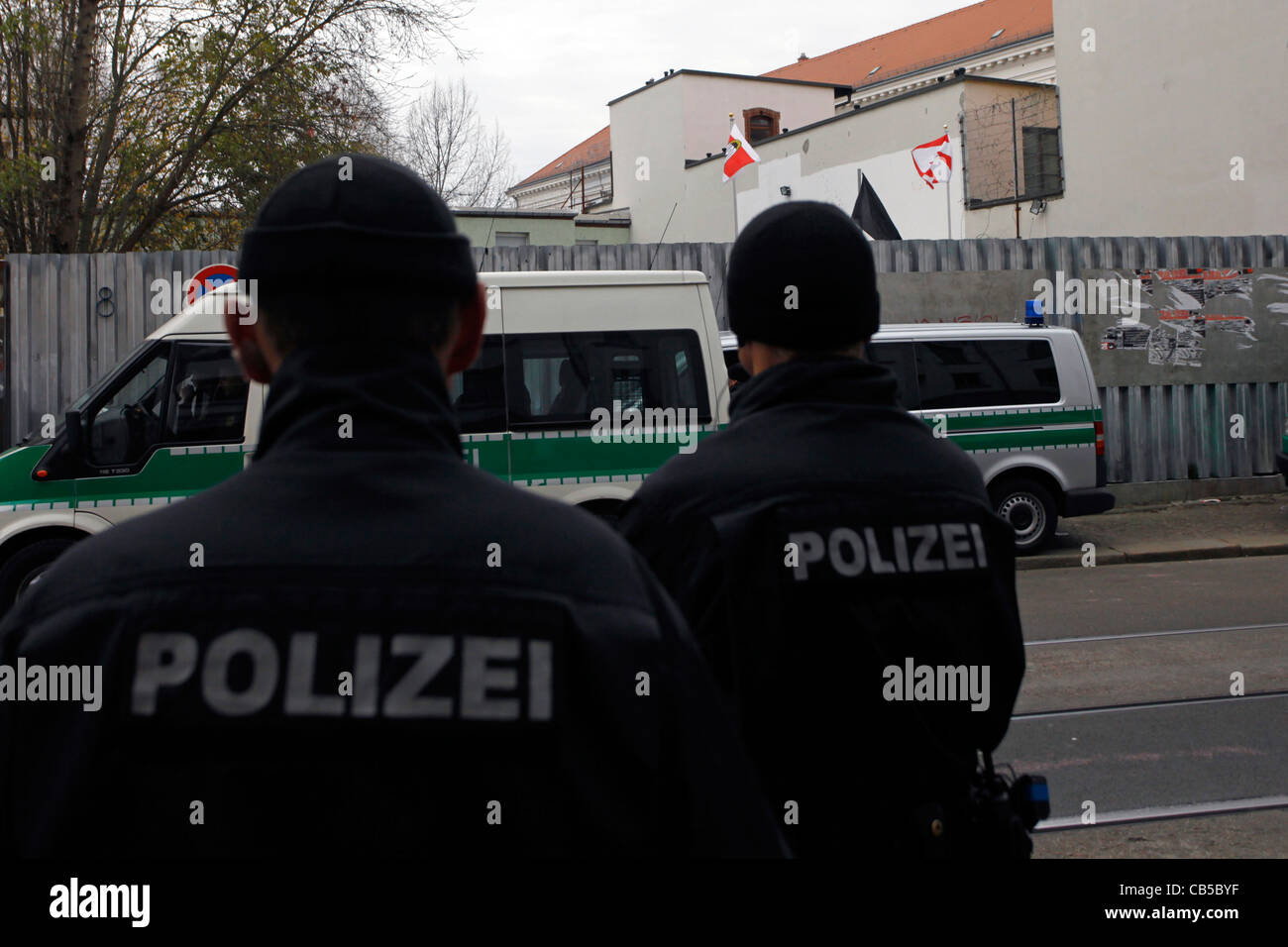 Polizisten sichern das Hauptquartier des rechtsextremen Deutschen nationalistischen Partei NPD in Leipzig Deutschland Stockfoto
