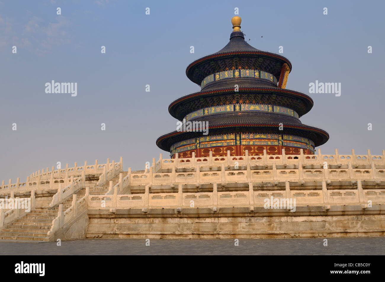 Drei Ebenen Marmorsockel des Hall of Prayer für gute Ernten am Tempel des Himmels Park in Peking Volksrepublik China Stockfoto