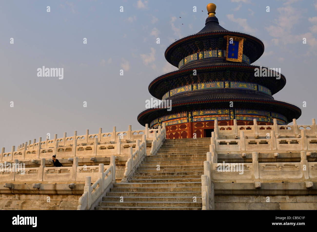 Tourist im Saal des Gebets für gute Ernten am Tempel der Himmel Park Peking bei Sonnenuntergang Peoples Republic Of China Stockfoto