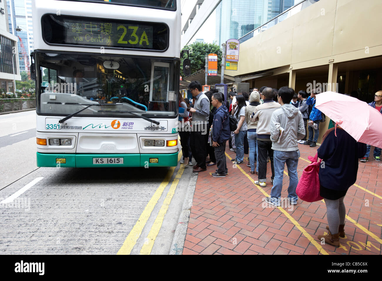 chinesische Leute einsteigen in einen Bus in die Innenstadt von Admiralität Bezirk Hong Kong Insel Sonderverwaltungsregion Hongkong china Stockfoto