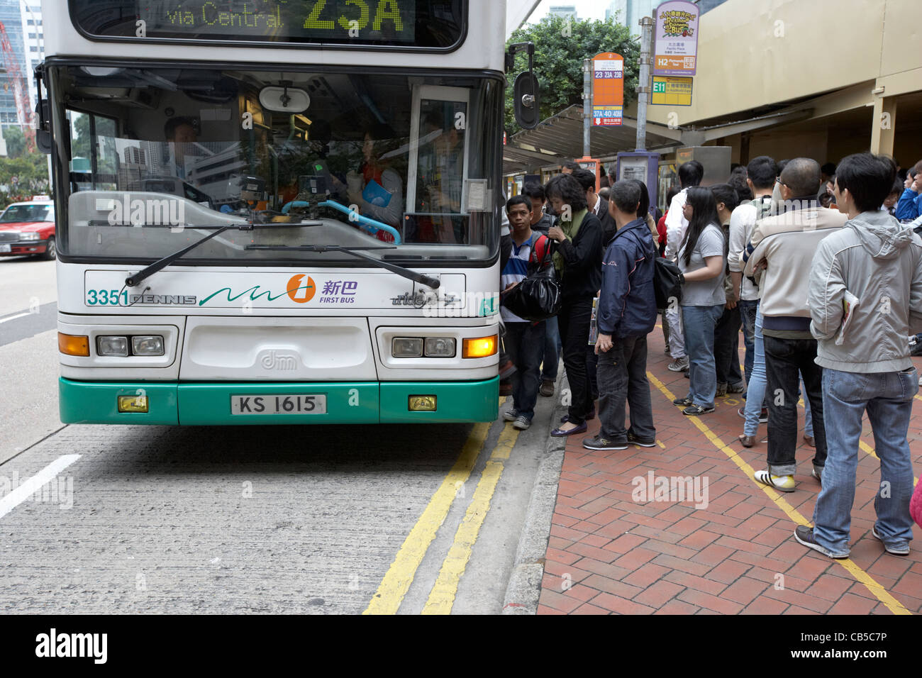 chinesische Leute einsteigen in einen Bus in die Innenstadt von Admiralität Bezirk Hong Kong Insel Sonderverwaltungsregion Hongkong china Stockfoto
