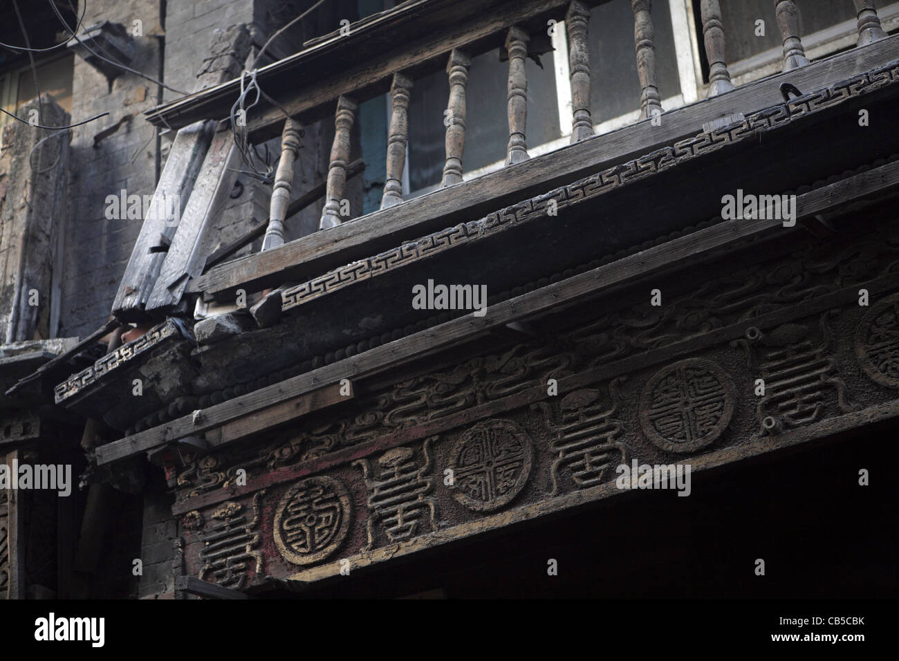 Architektonisches Detail geschnitzt traditionelles Chinesisch Holzhaus vorderen Hutong wartet auf Abriss Peking China Asien Stockfoto