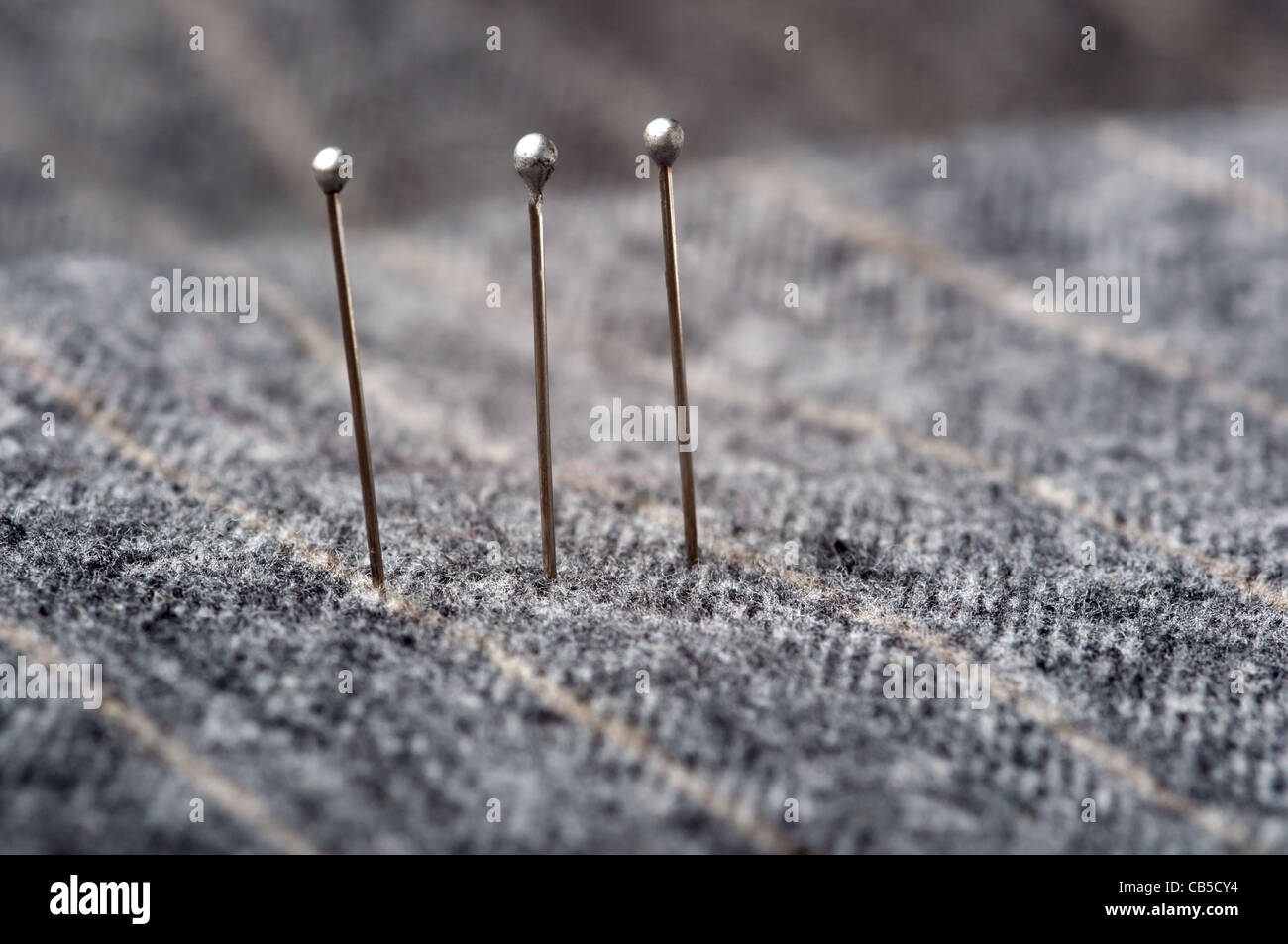 Nahaufnahme der drei Pins auf einem grauen Stripesd Anzug Stockfoto