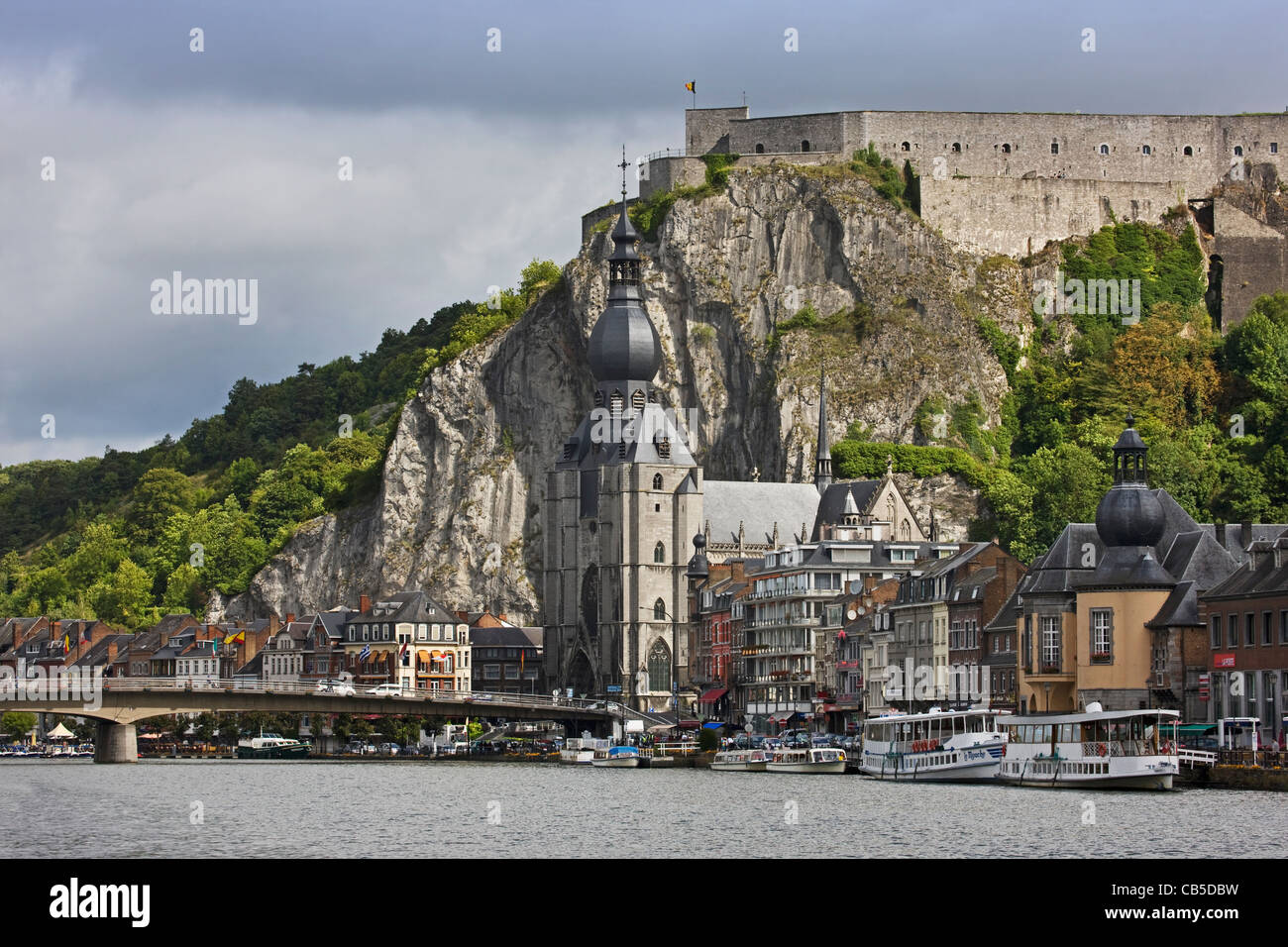 Die Zitadelle und die Stiftskirche Notre-Dame entlang der Maas bei Dinant, Belgien Stockfoto