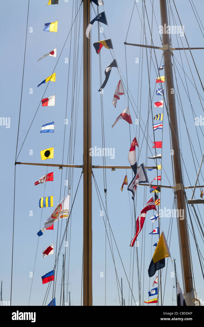 Flaggen auf Classic Yacht Mast auf sky Stockfoto