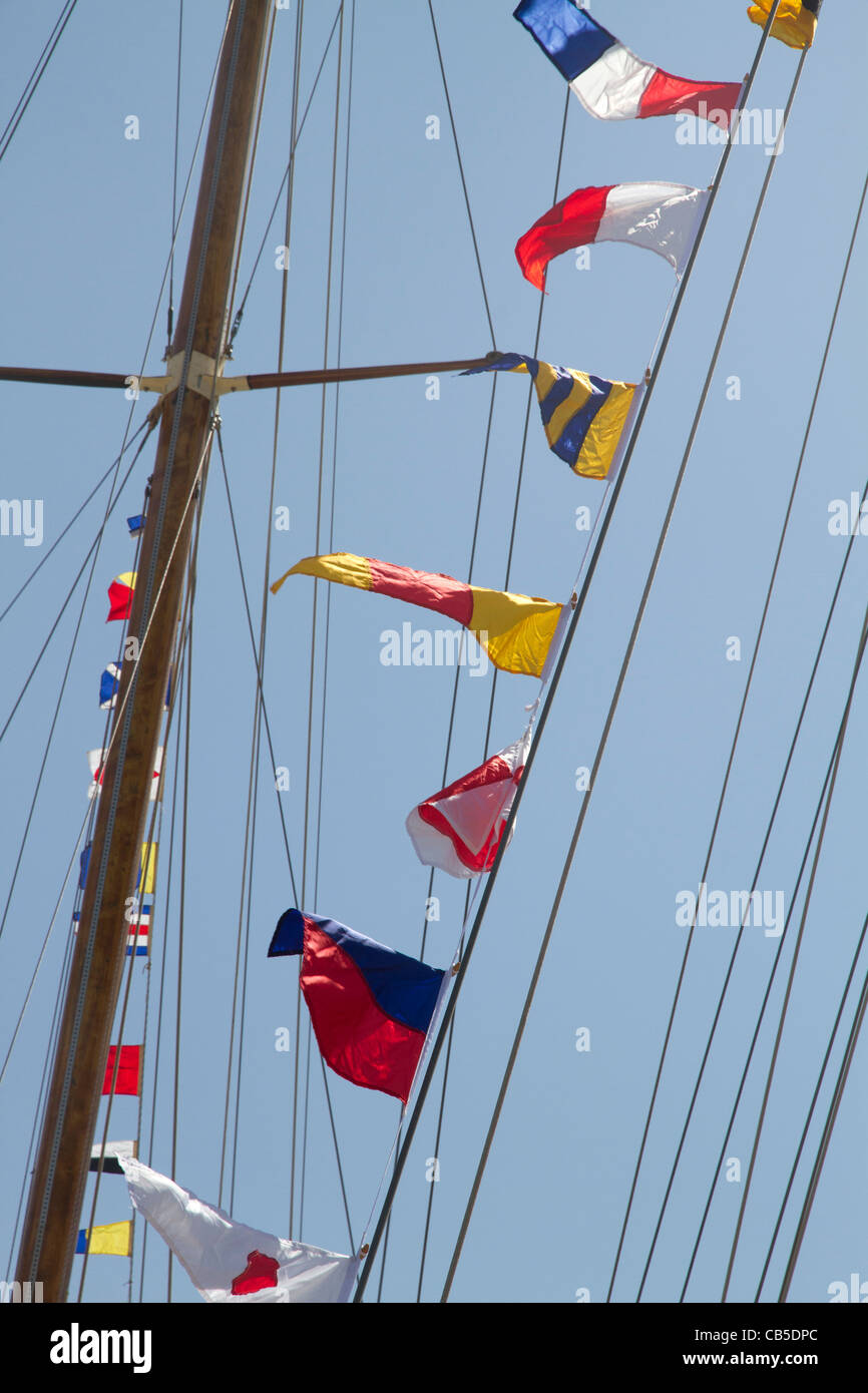 Klassische Yacht Segelboot Mast mit Gruppe von Flags auf sky Stockfoto