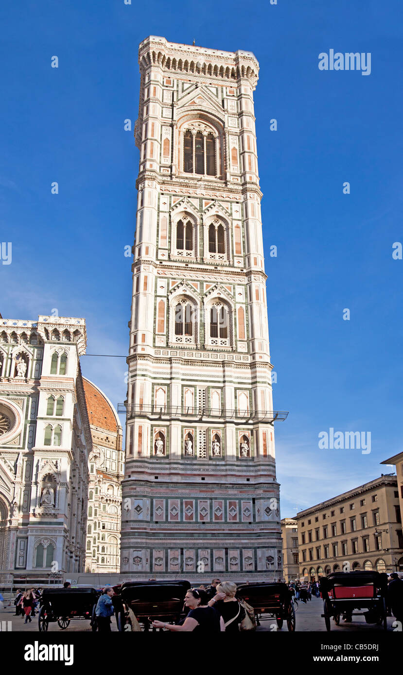 Touristen und einheimische außerhalb Giottos Campanile neben dem Dom in Florenz, Toskana, Italien, mit Pferd und Wagen Stockfoto