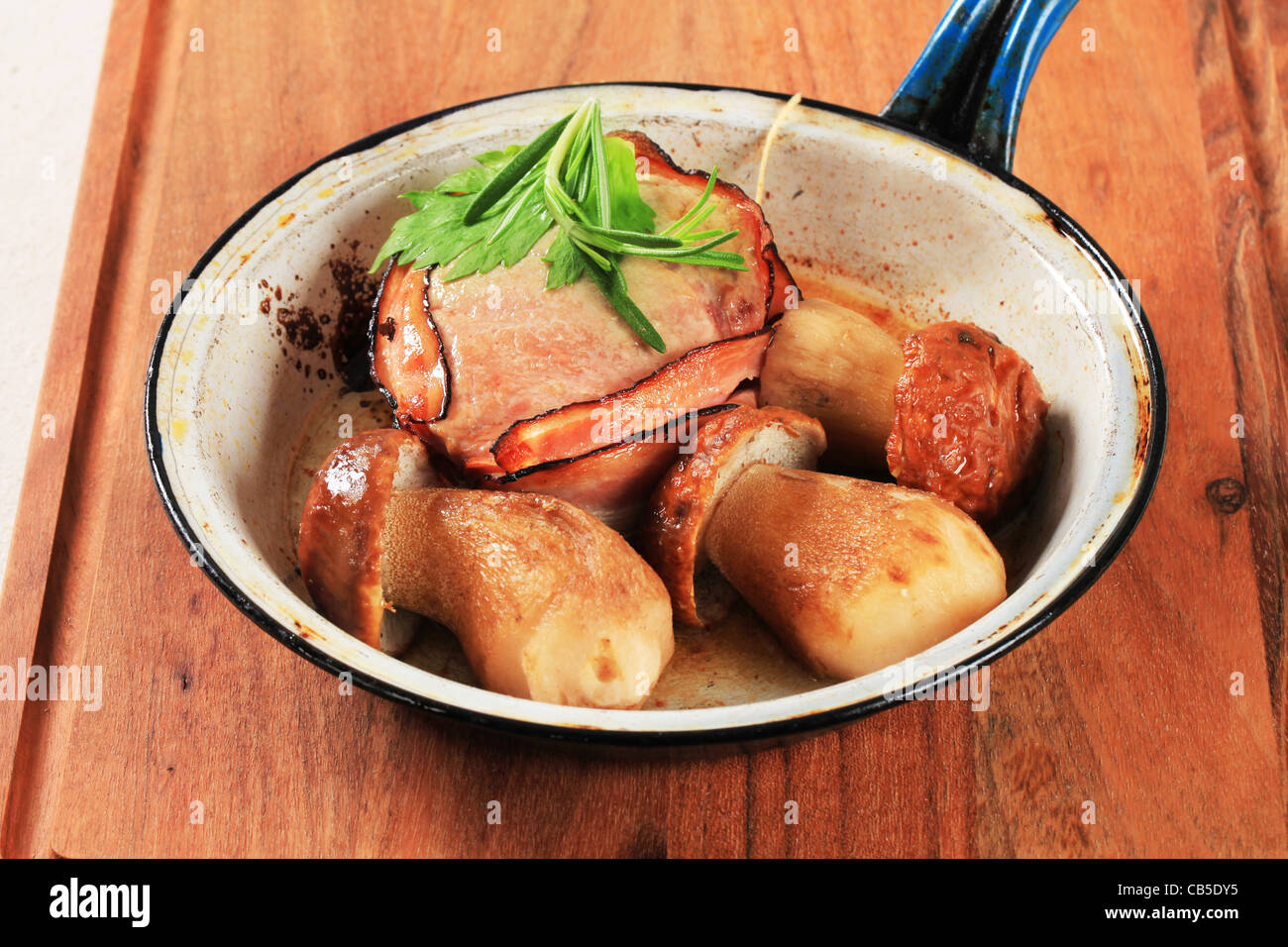 Schweinefilet mit Speck umwickelt und Pilze - detail Stockfoto