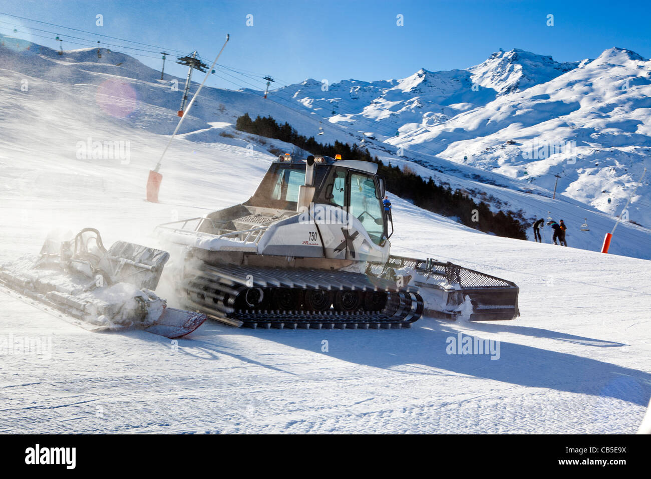 Pistenraupe in Trois Vallées (Trois Vallees), Les Menuires, Savoie, Frankreich. Stockfoto