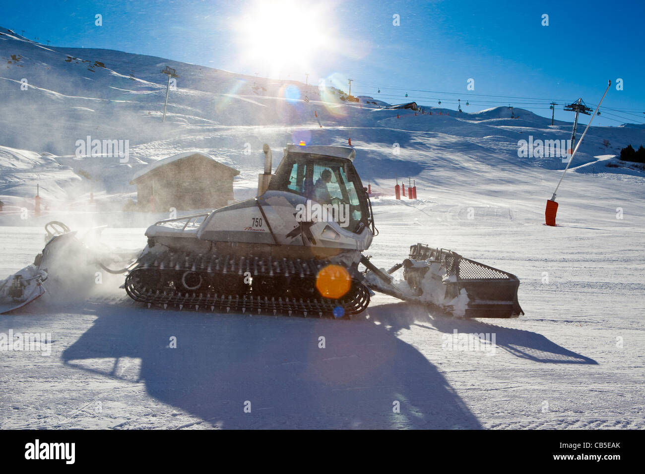 Pistenraupe in Trois Vallées (Trois Vallees), Les Menuires, Savoie, Frankreich. Stockfoto