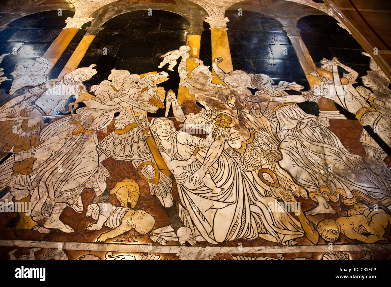 Die Tötung von unschuldigen Panel (1481) von Matteo di Giovanni im Pflaster im Dom von Siena (Duomo) Teil. Marmor Stockfoto
