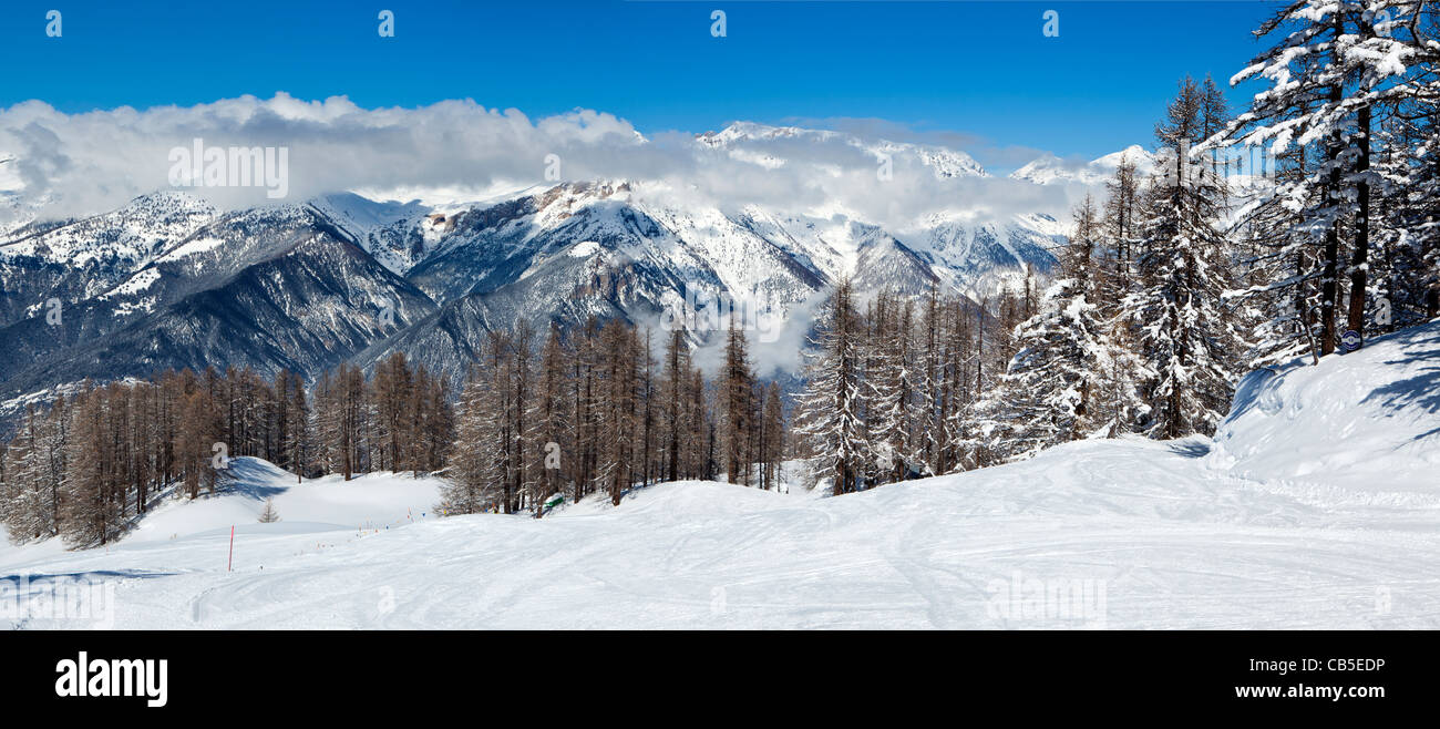 Panorama des Skigebiets Via Lattea (Milky Way) in der Nähe von Sauze d, Piemont, Italien Stockfoto