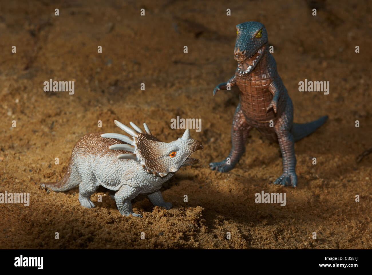 Spielzeug Dinosaurier Figur in einer echten Natur-Landschaft im freien Stockfoto