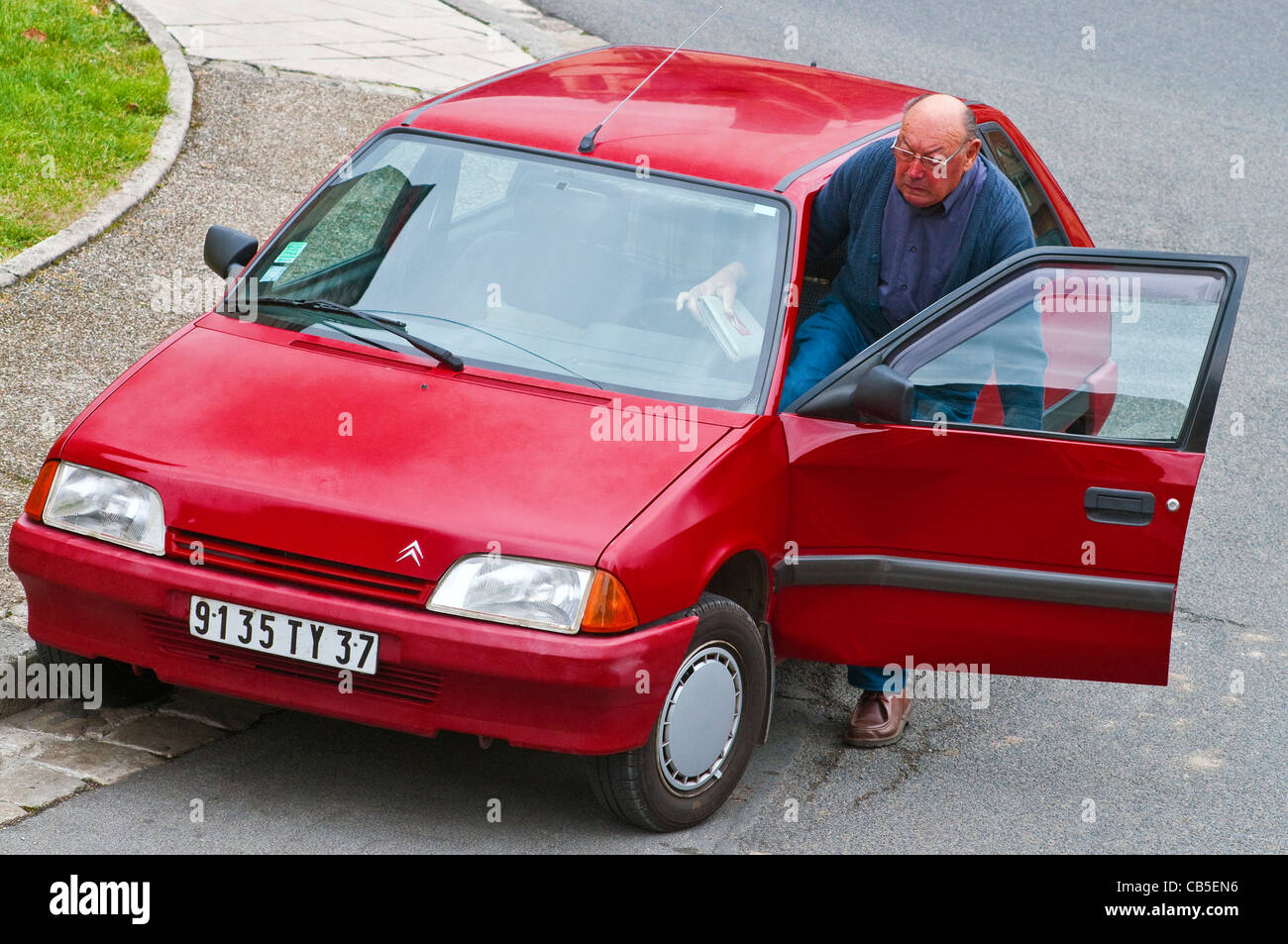 Pkw-Fahrer nach dem Befüllen in Kfz-Versicherung Antragsformulare - Frankreich. Stockfoto