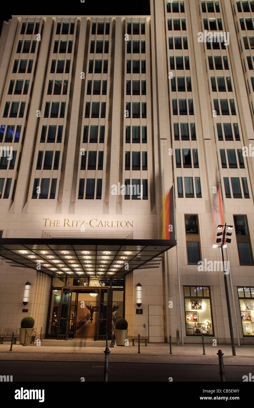 Das Ritz-Carlton-Hotel am Potsdamer Platz in Berlin in der Nacht Stockfoto