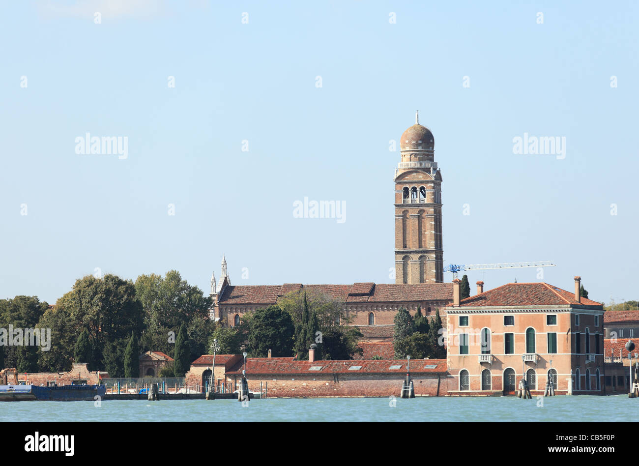 Kirche und der Glockenturm Turm auf Murano, Venedig, mit einer ungewöhnlichen zwiebelförmige oben. Stockfoto