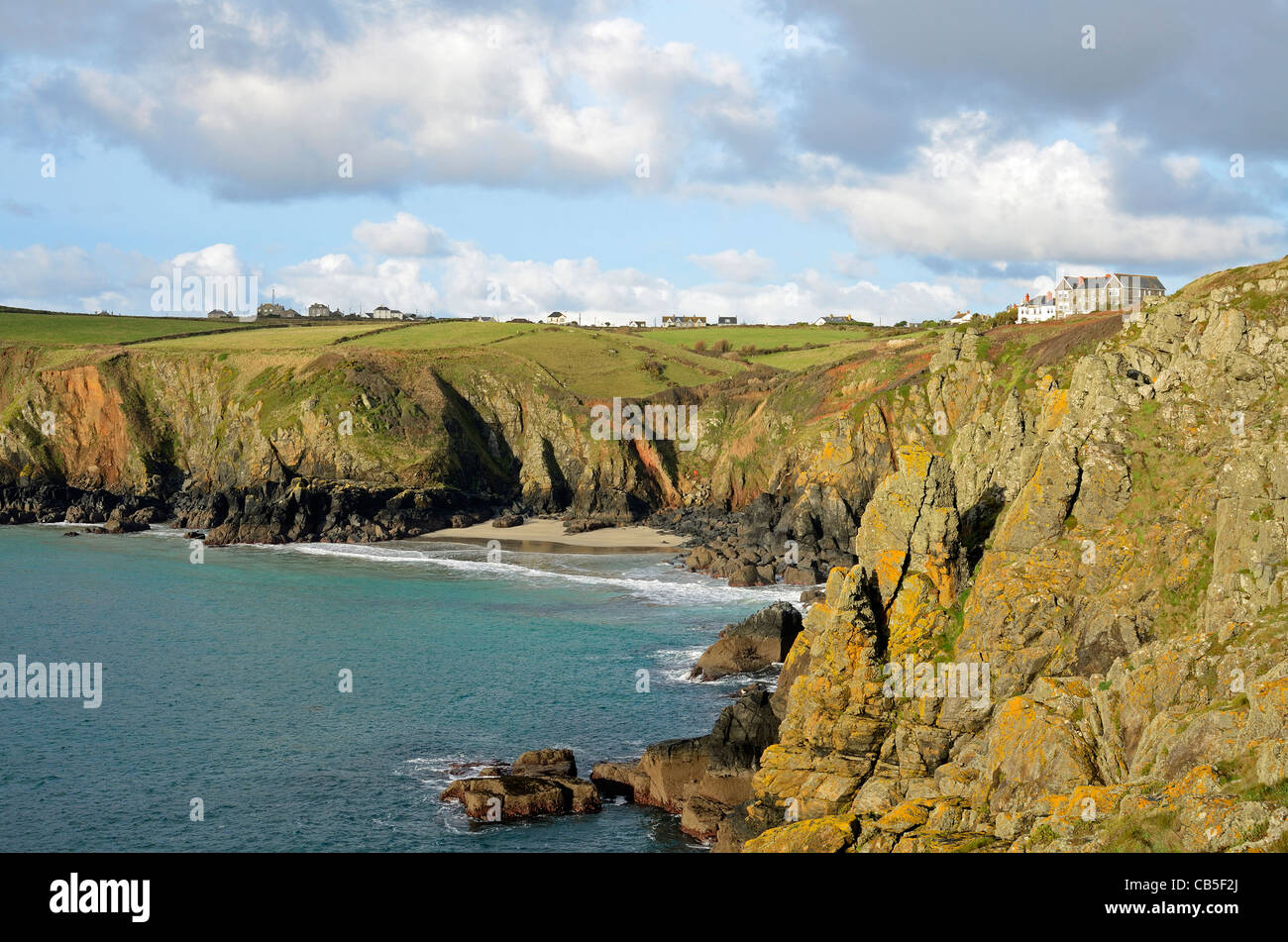 Dunkle Wolken sammeln über Housel Bay auf der Lizard Halbinsel in Cornwall, Großbritannien Stockfoto