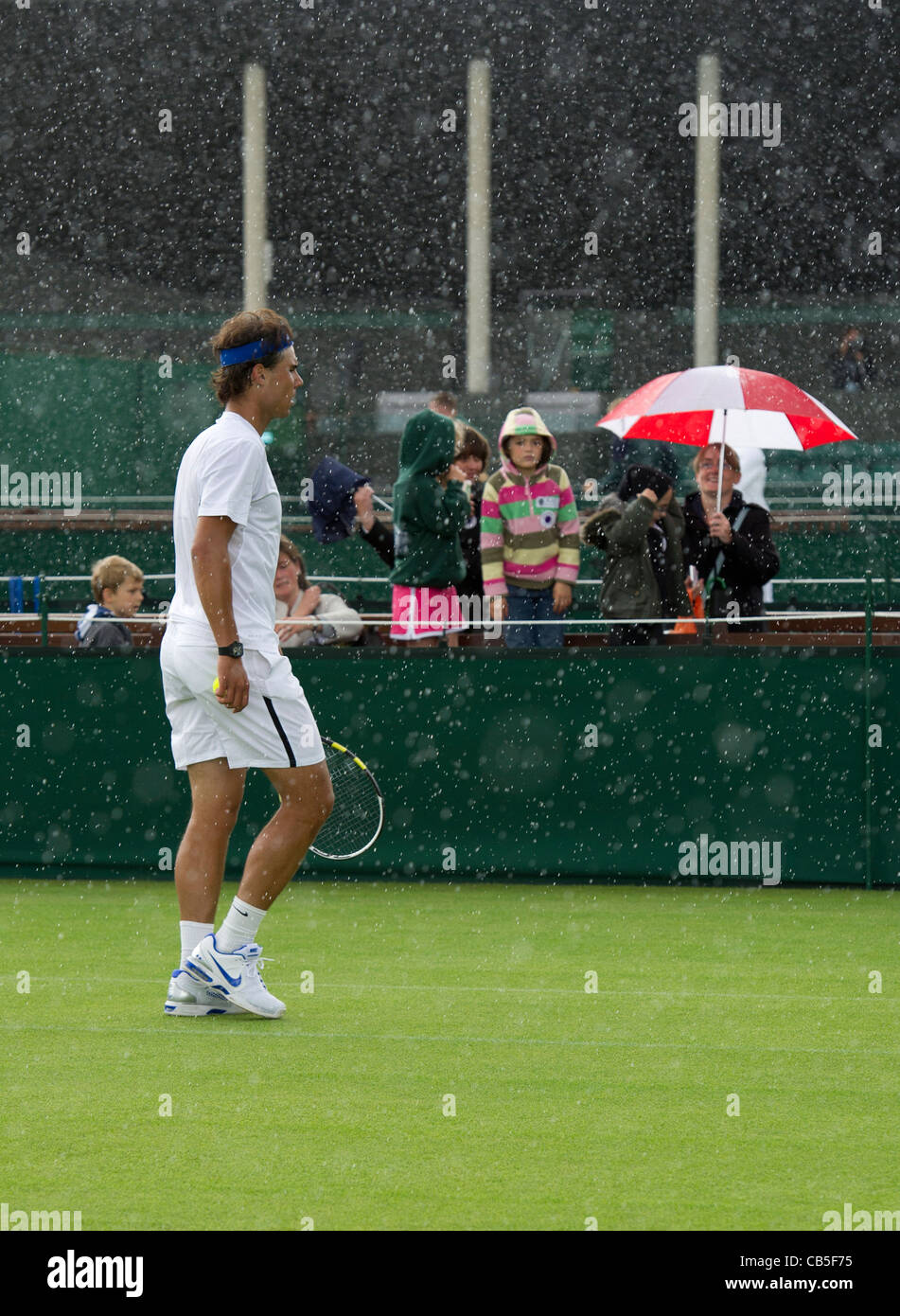 18.06.2011. Rafael Nadal ESP (1) üben mit Mikhail Youzhny RUS (18) auf Court 6. Rafael Nadal räumt Niederlage gegen den Regen. Stockfoto