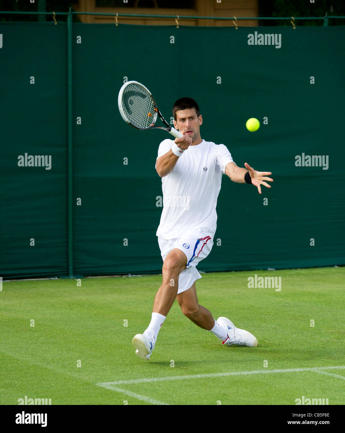 18.06.2011. Novak Djokovic SRB (2) üben auf Nr. 6 Platz. Das Wimbledon Tennisturnier Stockfoto