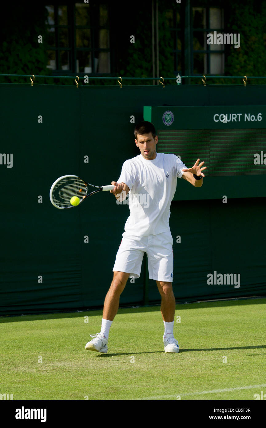 18.06.2011. Novak Djokovic SRB (2) üben auf Nr. 6 Platz. Das Wimbledon Tennisturnier Stockfoto