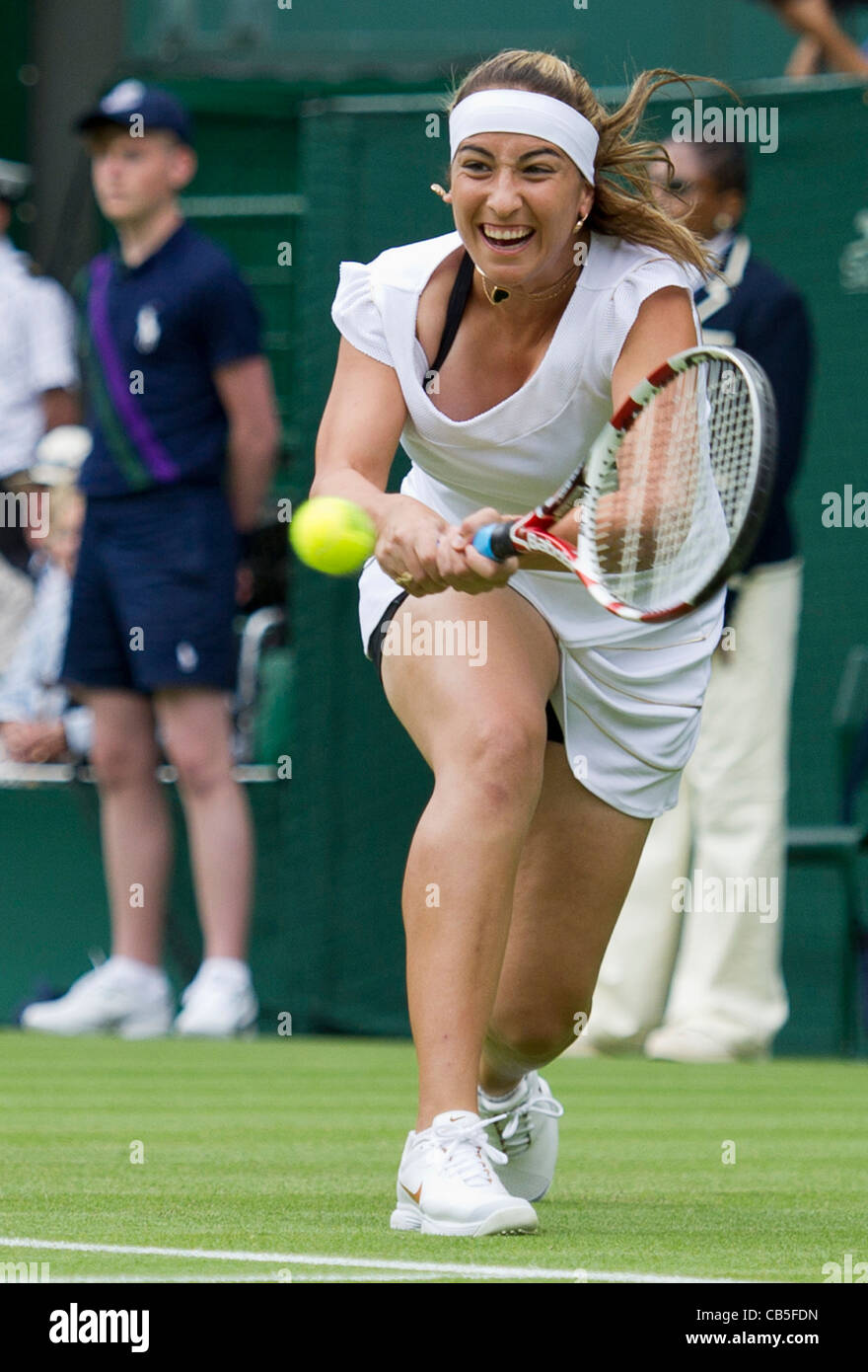 21.06.2011. Aravane Rezai FRA V Serena Williams USA (7). Aravane in Aktion. Das Tennisturnier von Wimbledon. Stockfoto