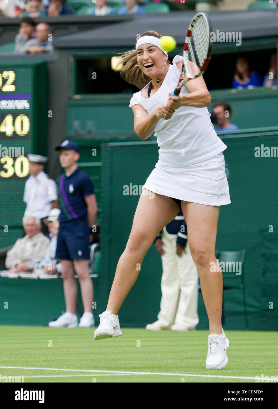 21.06.2011. Aravane Rezai FRA V Serena Williams USA (7). Aravane in Aktion. Das Tennisturnier von Wimbledon. Stockfoto