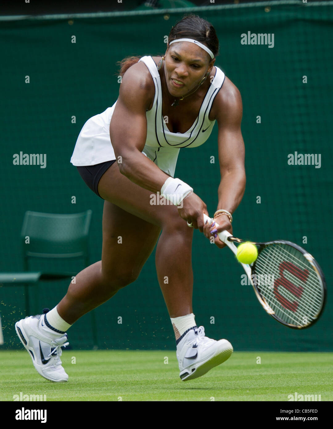 21.06.2011. Aravane Rezai FRA V Serena Williams USA (7). Serena in Aktion. Das Tennisturnier von Wimbledon. Stockfoto
