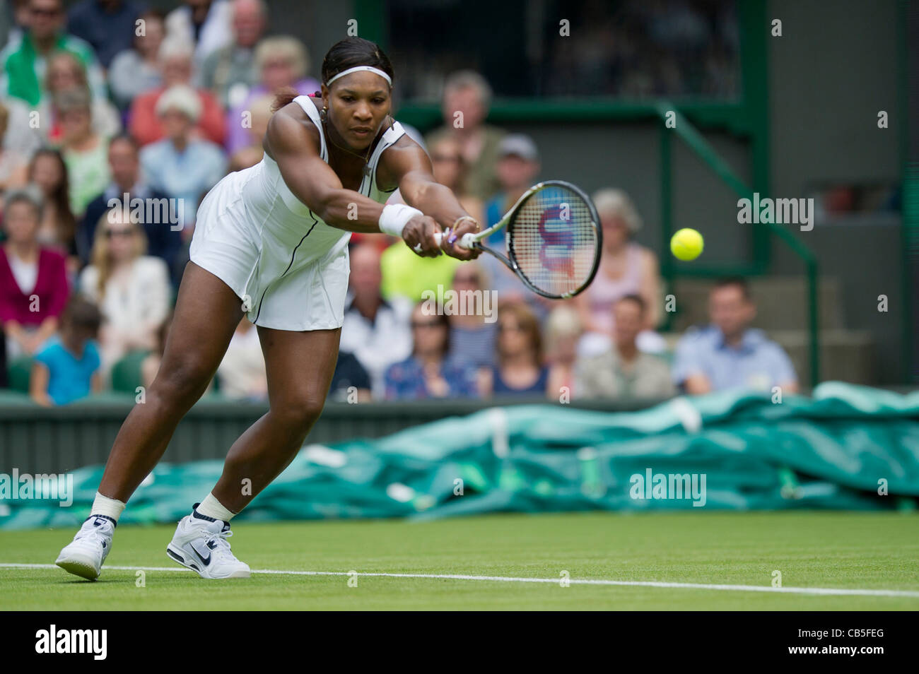 21.06.2011. Aravane Rezai FRA V Serena Williams USA (7). Serena in Aktion. Das Tennisturnier von Wimbledon. Stockfoto