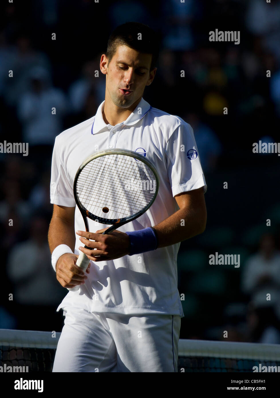 21.06.2011. Novak Djokovic gegen Jeremy Chardy FRA 64,61,61. Novac betrachtet seinen Sieg. Das Tennisturnier von Wimbledon. Stockfoto