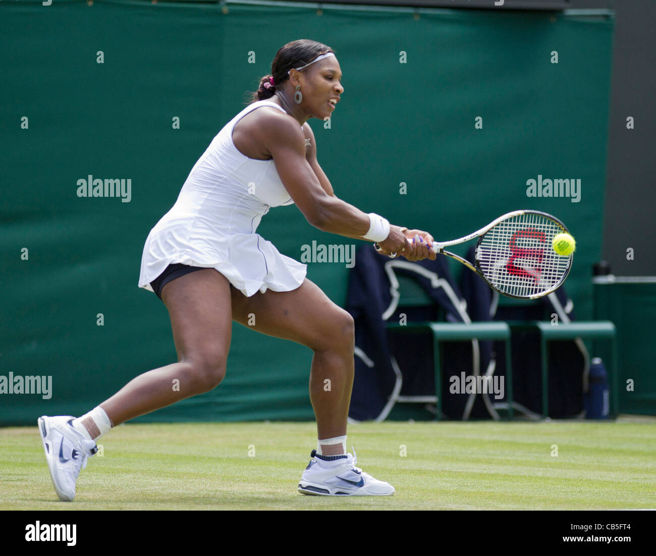 23.06.2011. Serena Williams USA (7) besiegt Simona Halep ROU 36,62,61. Serena in Aktion. Das Tennisturnier von Wimbledon. Stockfoto