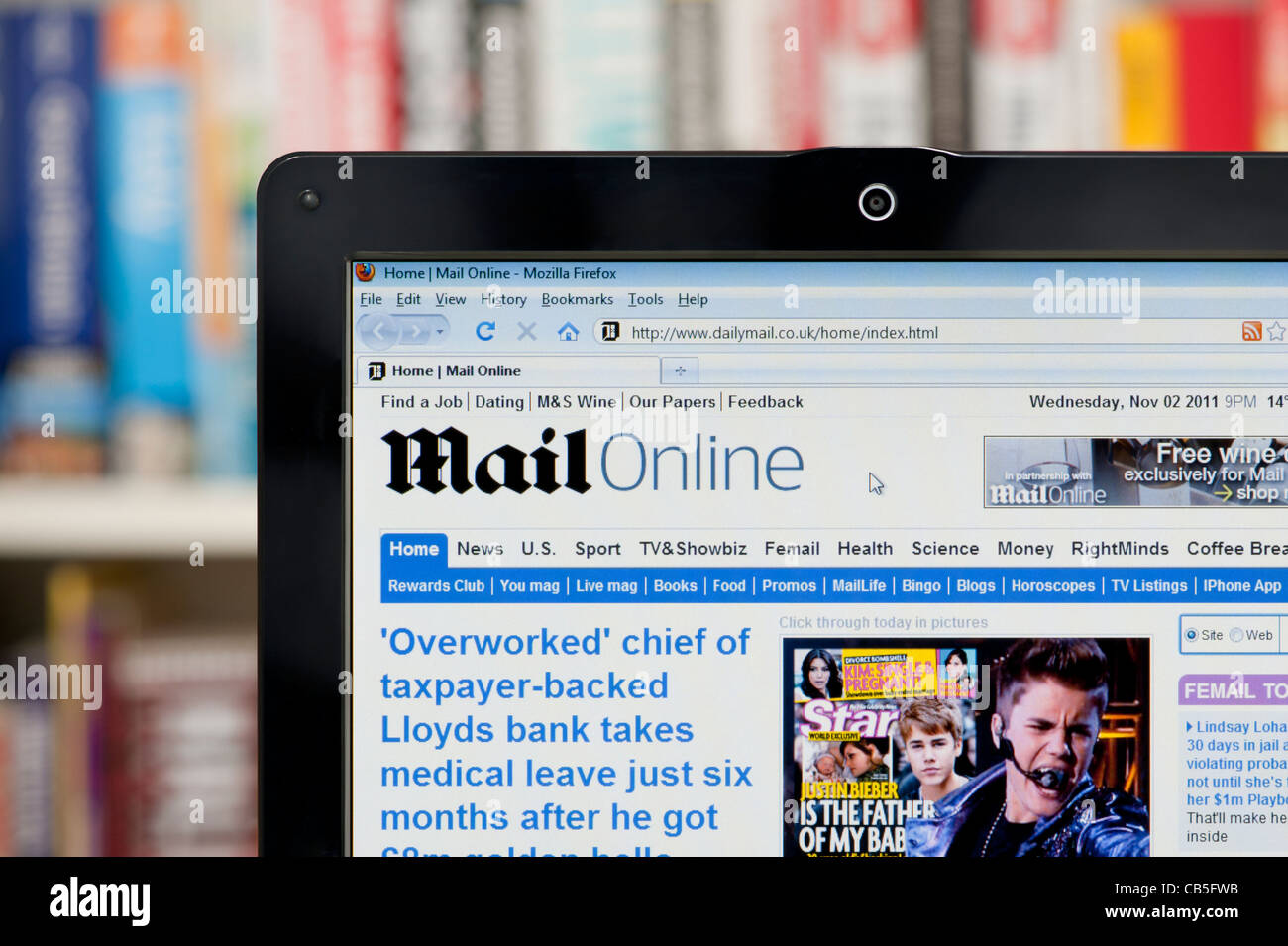 Die Daily Mail Website erschossen vor einem Bücherregal-Hintergrund (nur zur redaktionellen Verwendung: print, TV, e-Book und redaktionelle Webseite). Stockfoto