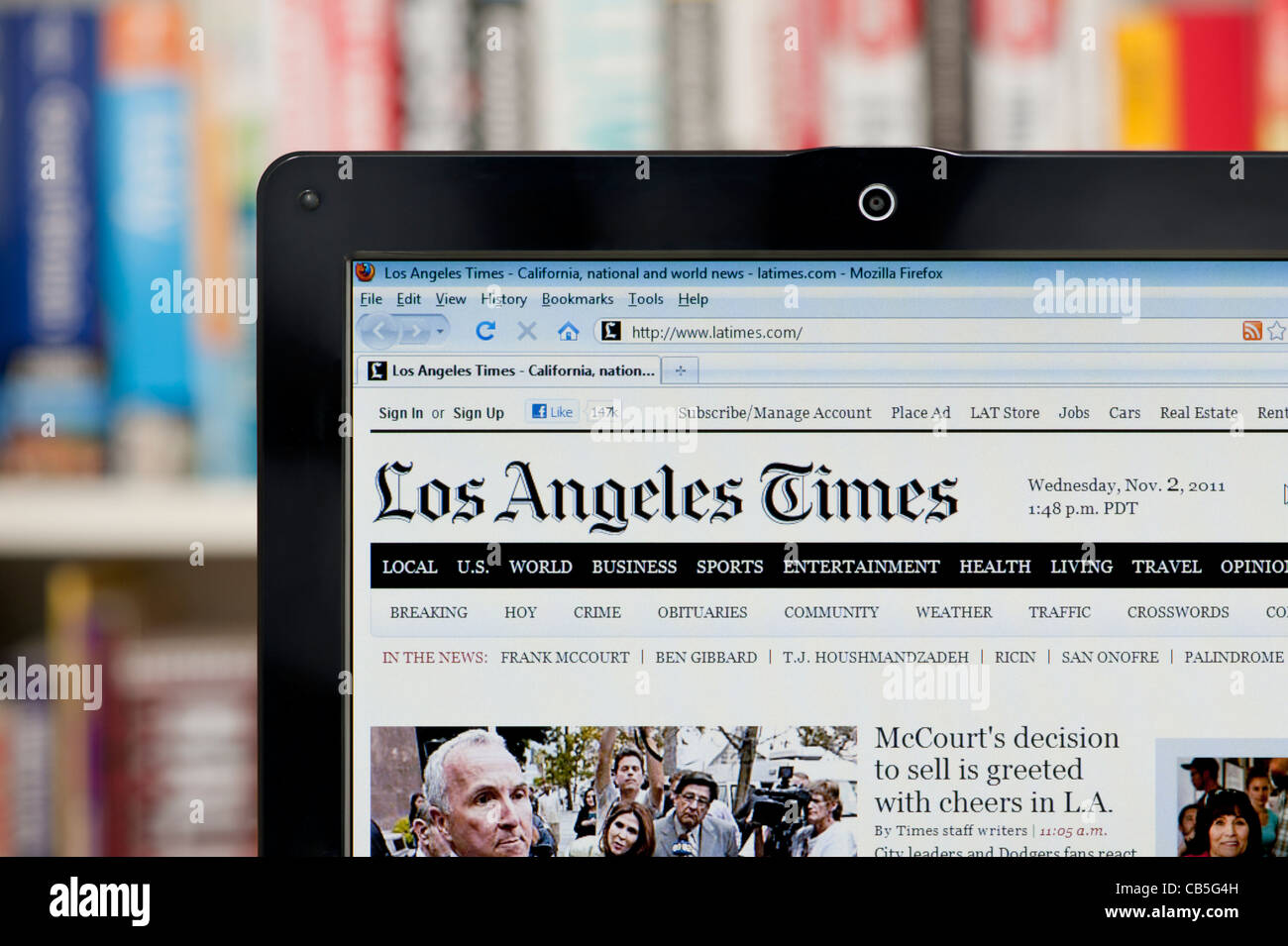 Die Los Angeles Times Website erschossen vor einem Bücherregal-Hintergrund (nur zur redaktionellen Verwendung: print, TV, e-Book und redaktionelle Webseite). Stockfoto