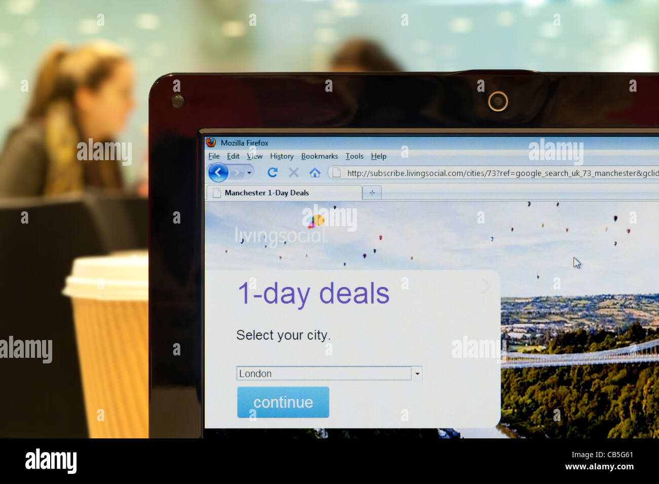 Die Living Social Website erschossen in einem Coffee-Shop-Umfeld (nur zur redaktionellen Verwendung: print, TV, e-Book und redaktionelle Webseite). Stockfoto