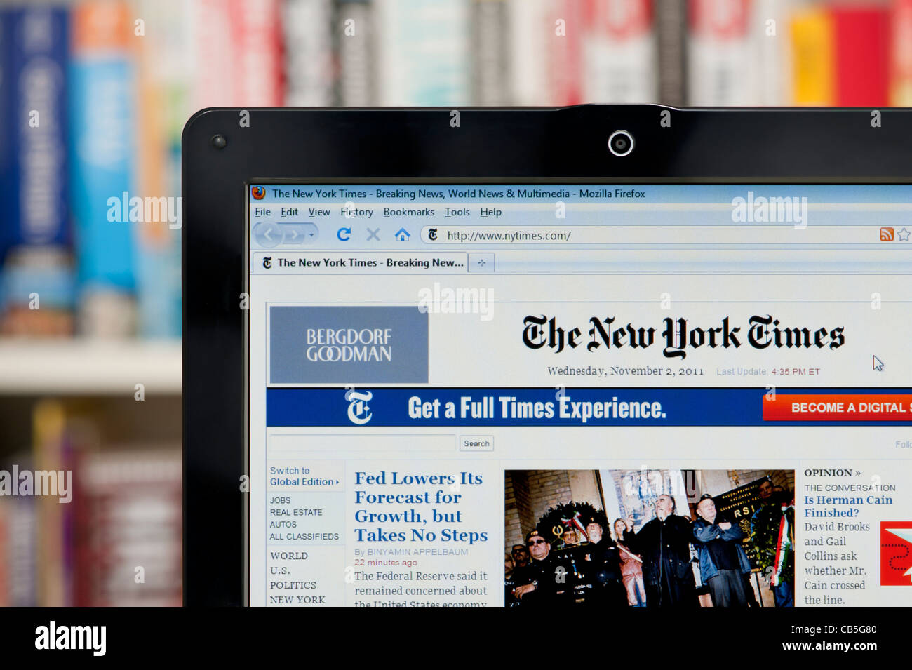 Die New York Times Website erschossen vor einem Bücherregal-Hintergrund (nur zur redaktionellen Verwendung: print, TV, e-Book und redaktionelle Webseite). Stockfoto