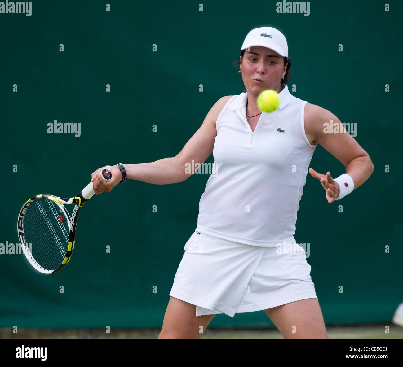 27.06.2011. Ons Jabeur TUN (4) V Risa Ozaki JAP, Mädchen Einzel 1. Runde. Ons in Aktion. Das Tennisturnier von Wimbledon. Stockfoto