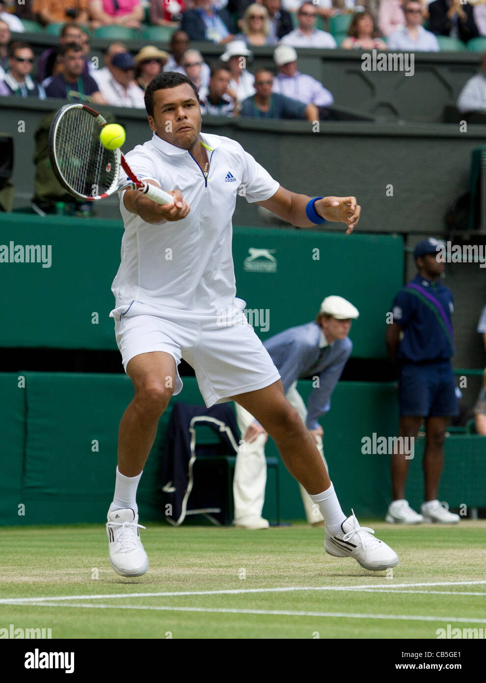 29.06.2011. Jo-Wilfried Tsonga FRA (12) V Roger Federer SUI (3). Tsonga in Aktion. Das Tennisturnier von Wimbledon. Stockfoto