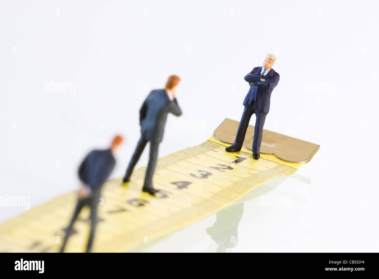 Miniatur-Geschäftsmann in einer Art Wettbewerb (selektive und weichen Fokus) Stockfoto