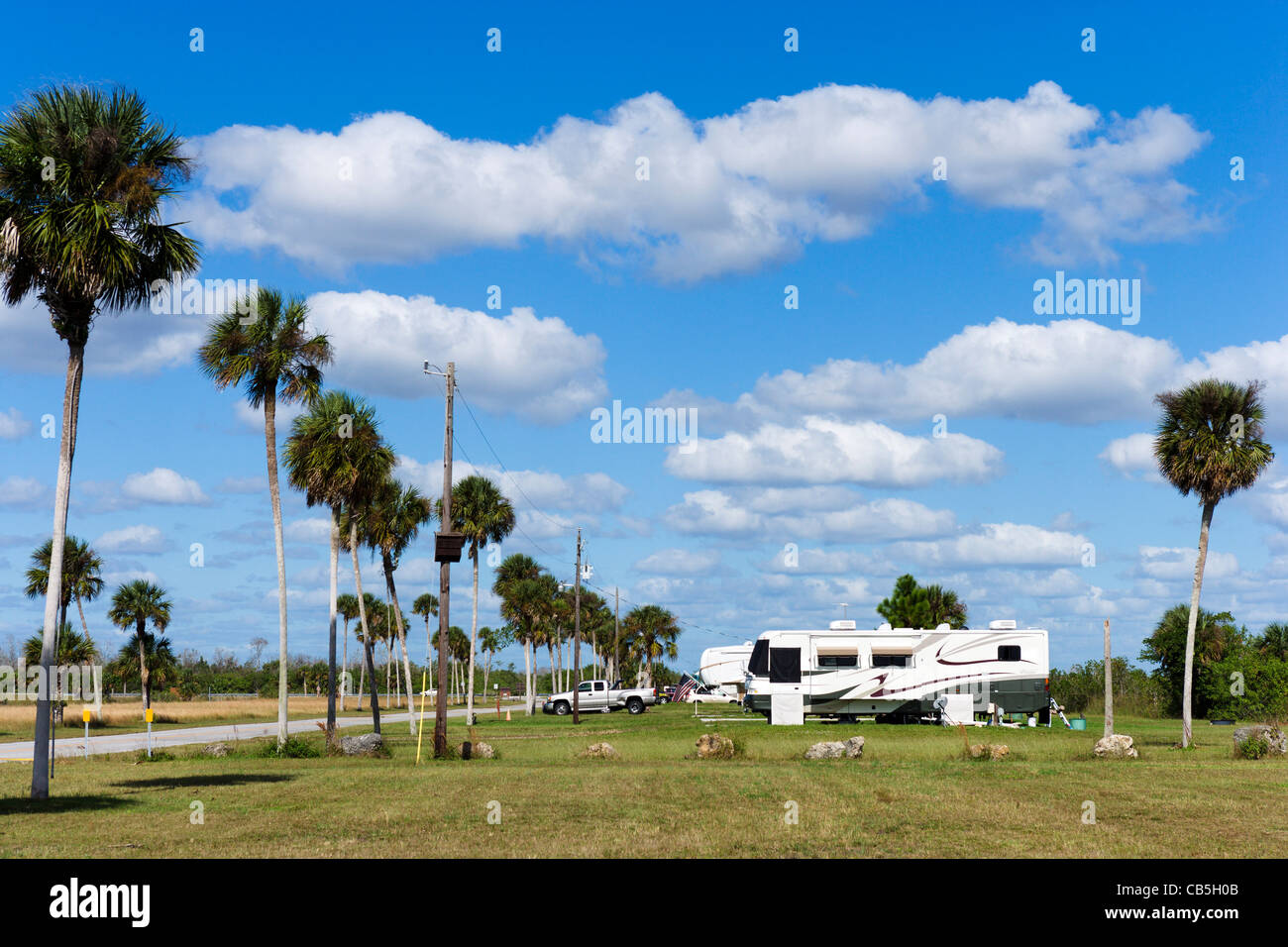 Wohnmobile und Wohnwagen auf einem Campingplatz am Highway 41 (Tamiami Trail), Florida Everglades, Florida, USA Stockfoto