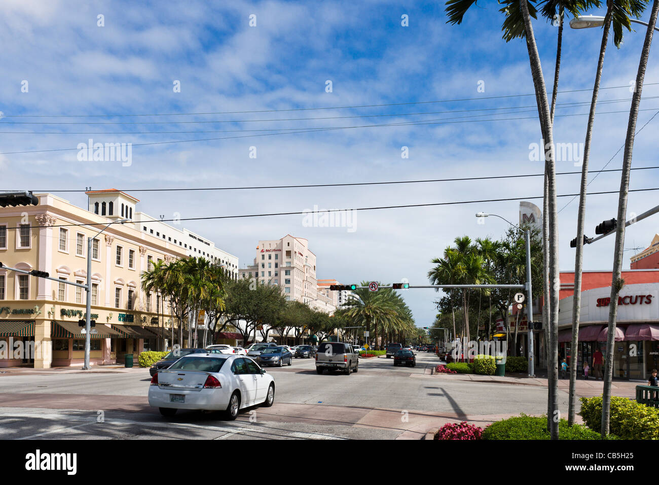 Geschäfte auf der Miracle Mile (Coral Weg) in der Innenstadt von Coral Gables, Miami, Florida, USA Stockfoto