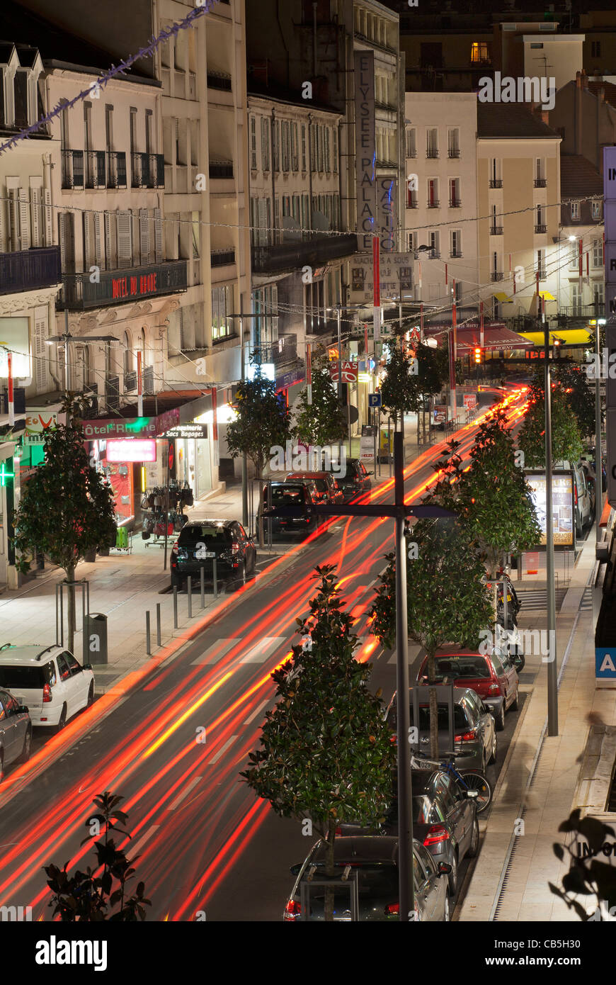 In Vichy, die Straße von Paris bei Nacht (Allier - Auvergne - Frankreich). Stockfoto