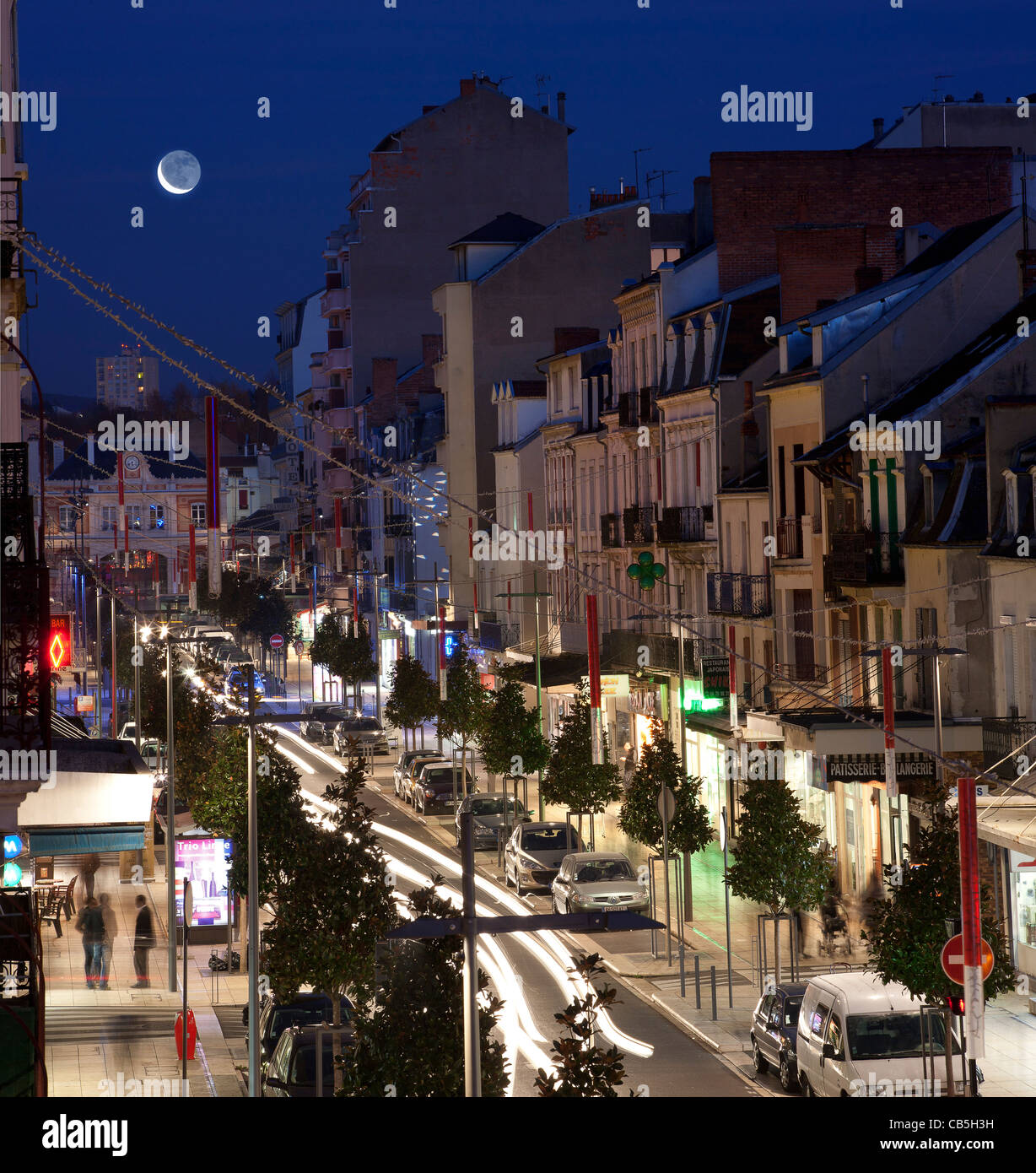 In Vichy, die Straße von Paris bei Nacht (Allier - Auvergne - Frankreich). Stockfoto
