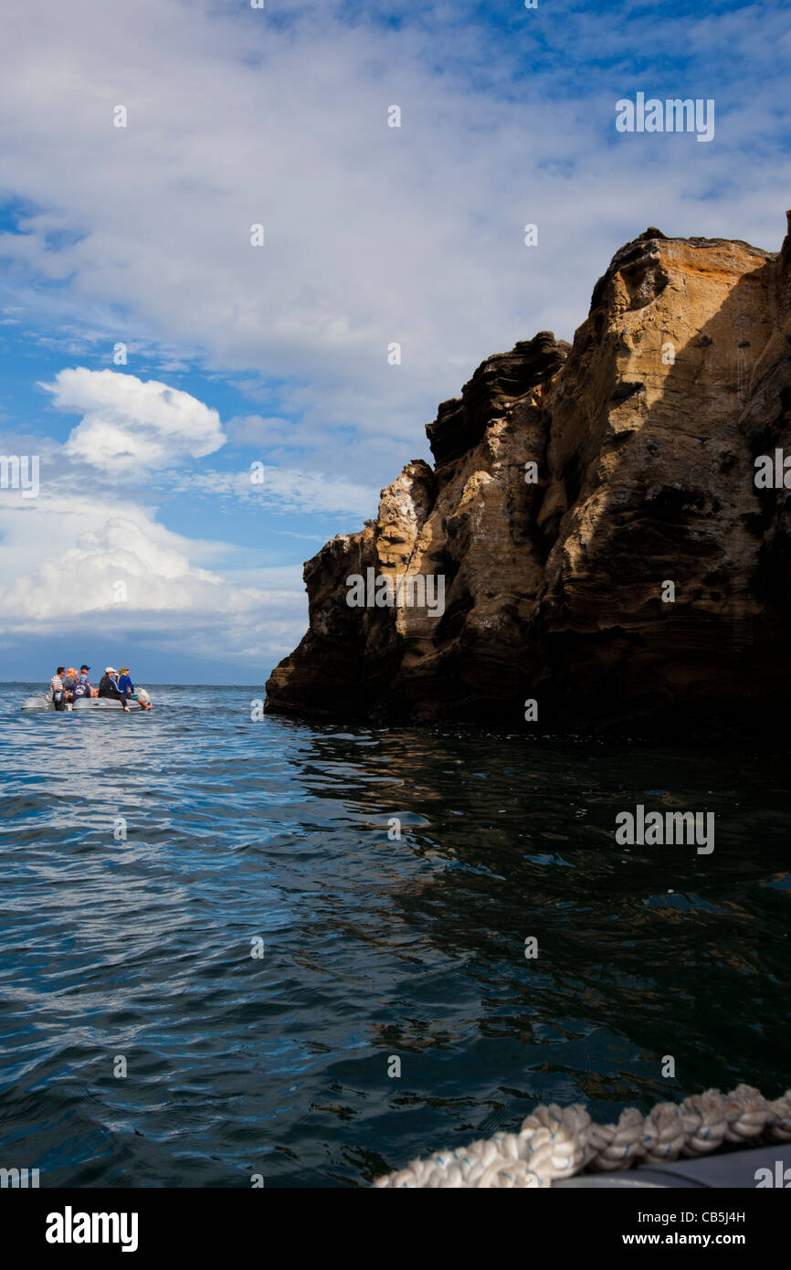 Galapagos Schiff Klippen Himmel Ozean Wolken Touristen Stockfoto