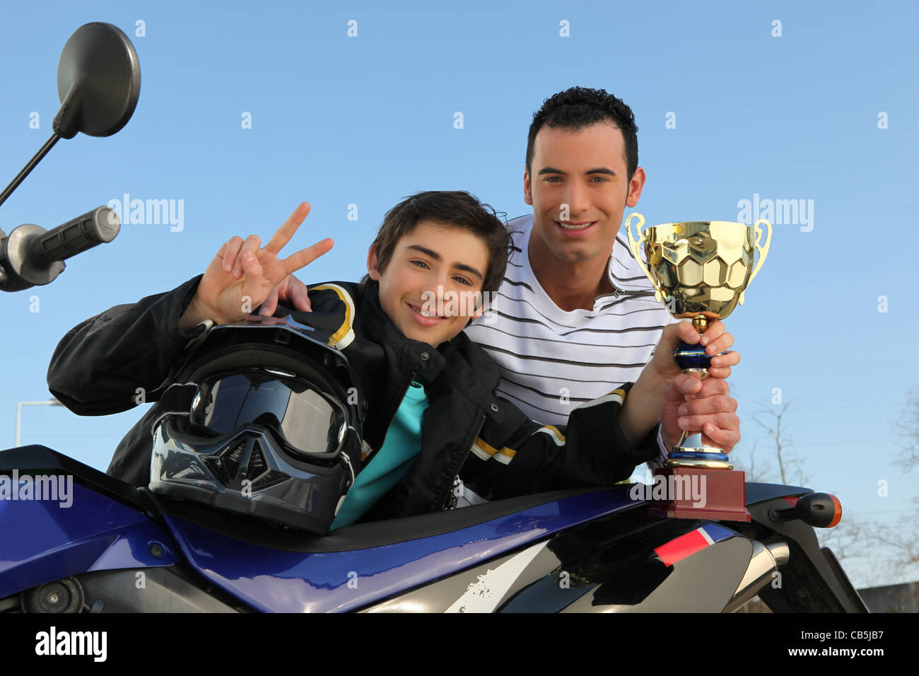 Ein Junge Biker mit einer Trophäe. Stockfoto