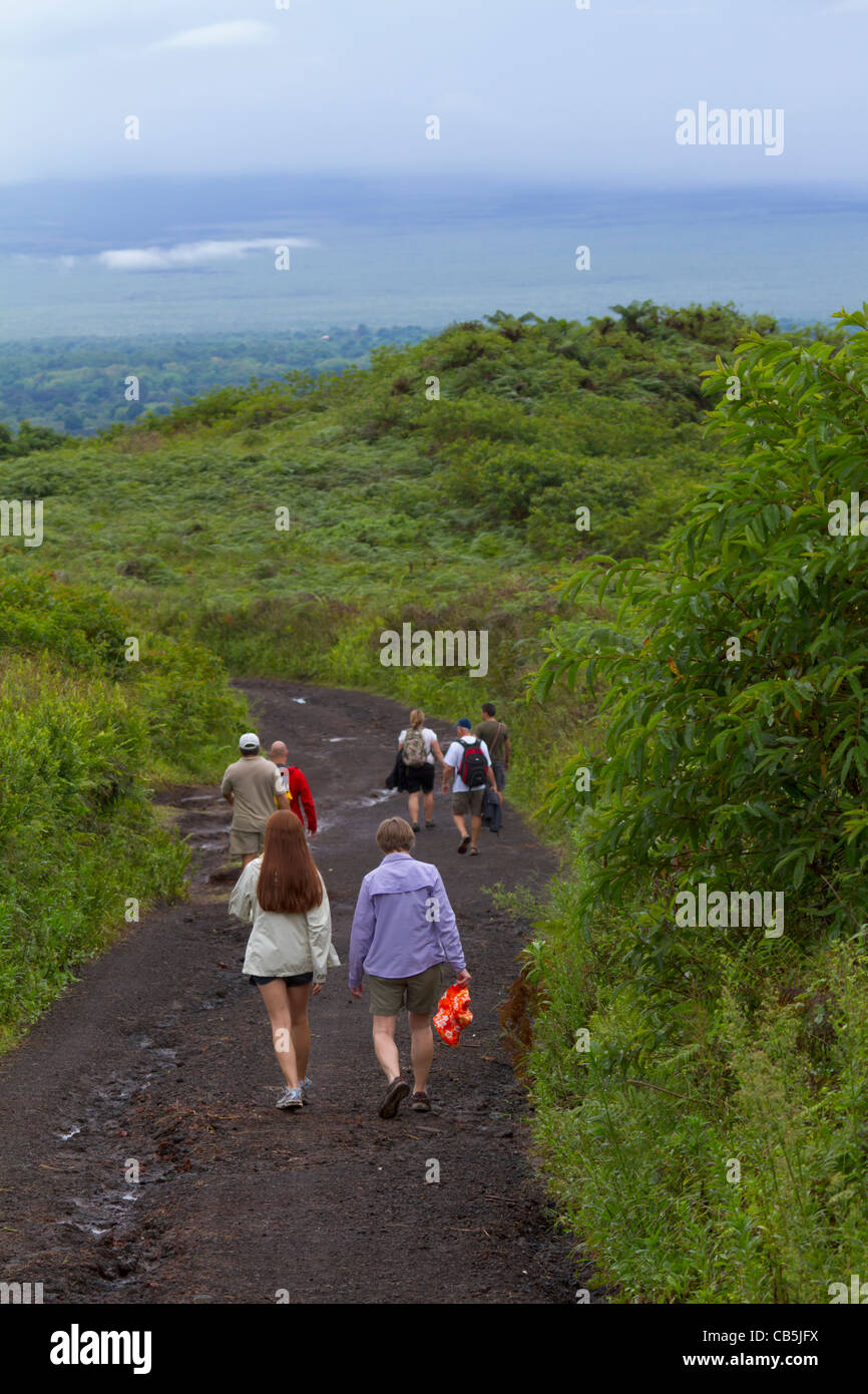 Galapagos Vulkan Straße Wolken gehen Ansicht Touristen Stockfoto