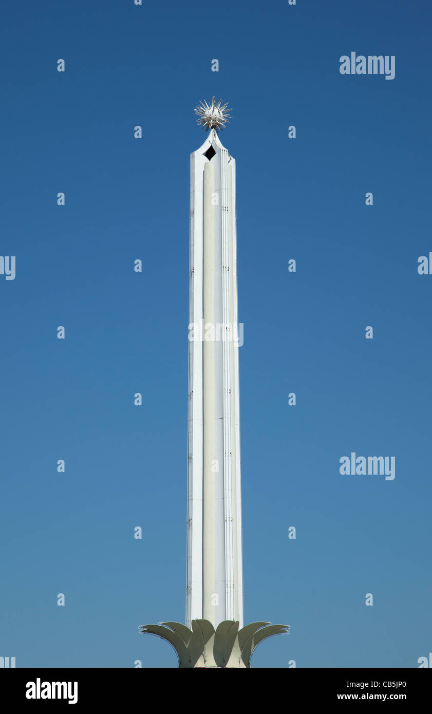 Architektonische Turmspitze mit Ornament an der Spitze. Stockfoto
