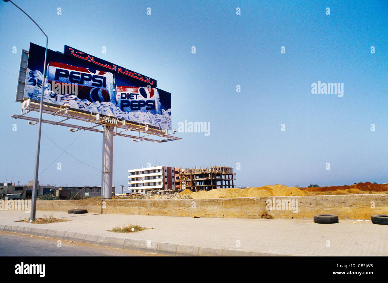 Beirut Libanon Pepsi Plakatwand am Straßenrand von einer Baustelle Stockfoto