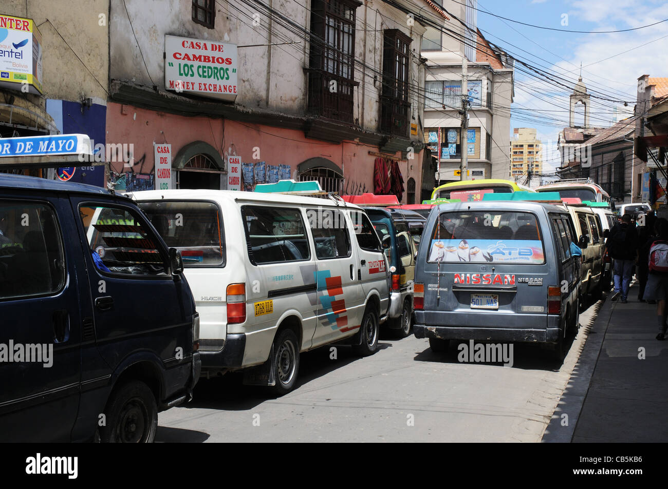 Colectivo-Busse, die Schlange in den Straßen von La Paz, Bolivien Stockfoto