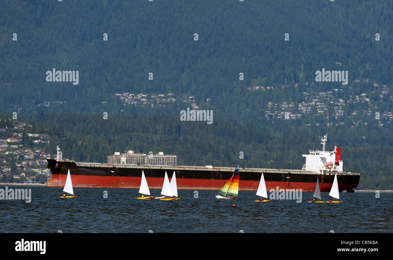 Segelboote und großes Schiff auf dem Meer Stockfoto