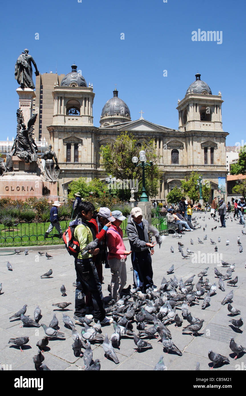 Menschen, die Fütterung der Tauben im Plaza Murillo, La Paz, Bolivien Stockfoto